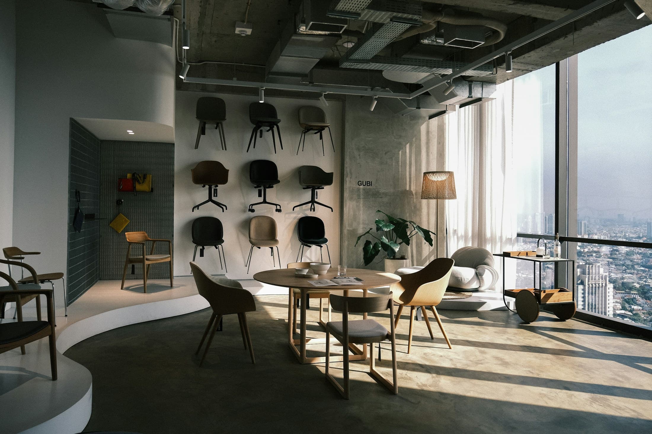 Ambiente corporativo premium com atmosfera sofisticada e vista urbana.