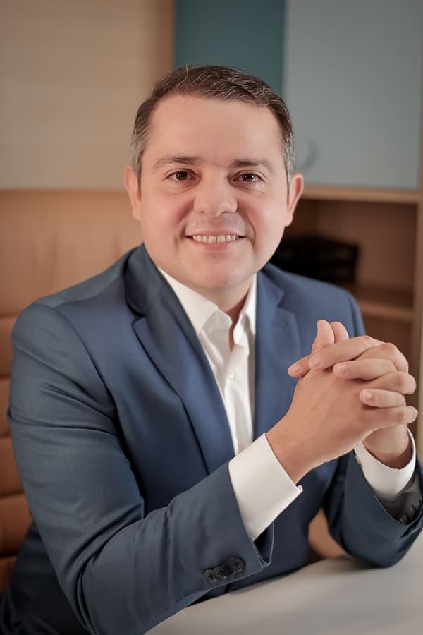 Foto profissional do Dr. Marcelo Pinheiro, neurologista adulto e infantil em Fortaleza.
