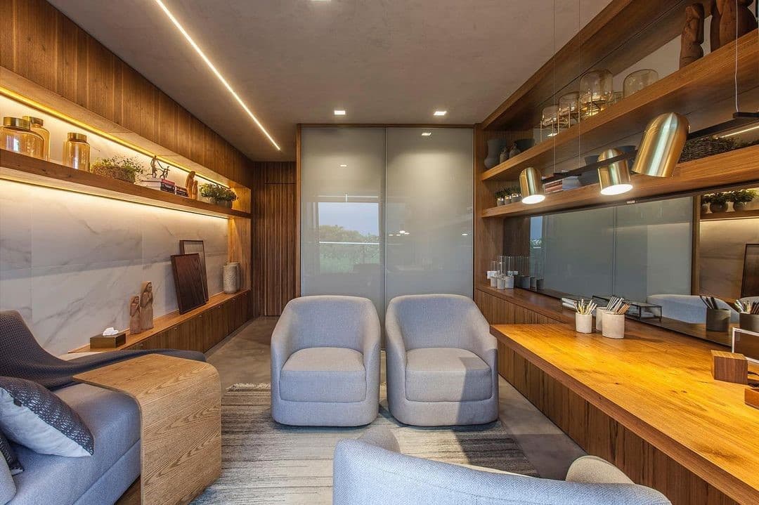 A welcoming, high-end setting with wood, warm lighting and a refined atmosphere.