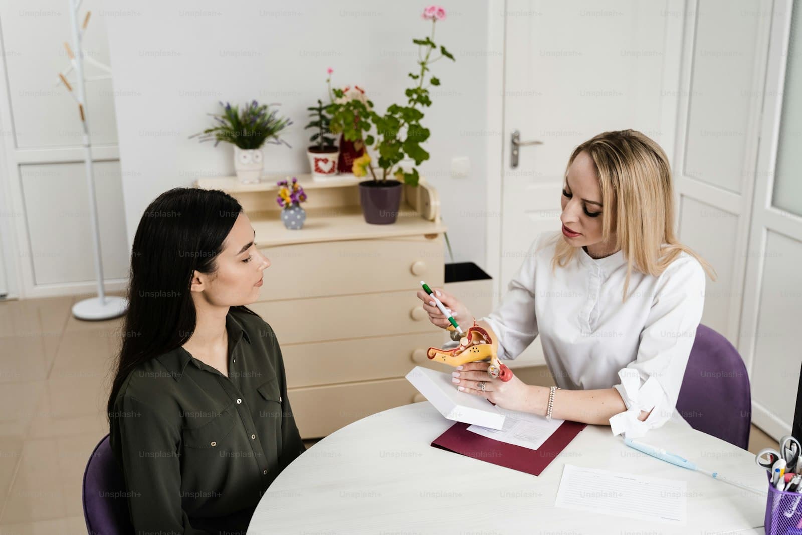 Ginecologista em consulta acolhedora e respeitosa com paciente em consultório premium