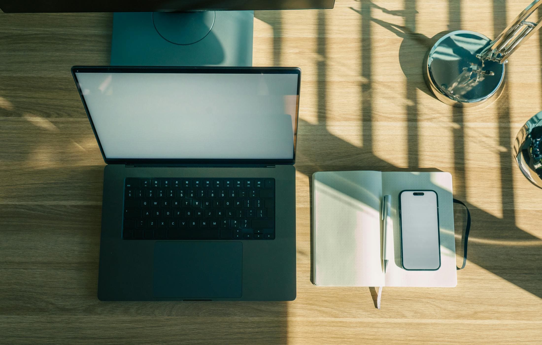 Mesa premium com notebook e materiais de trabalho.