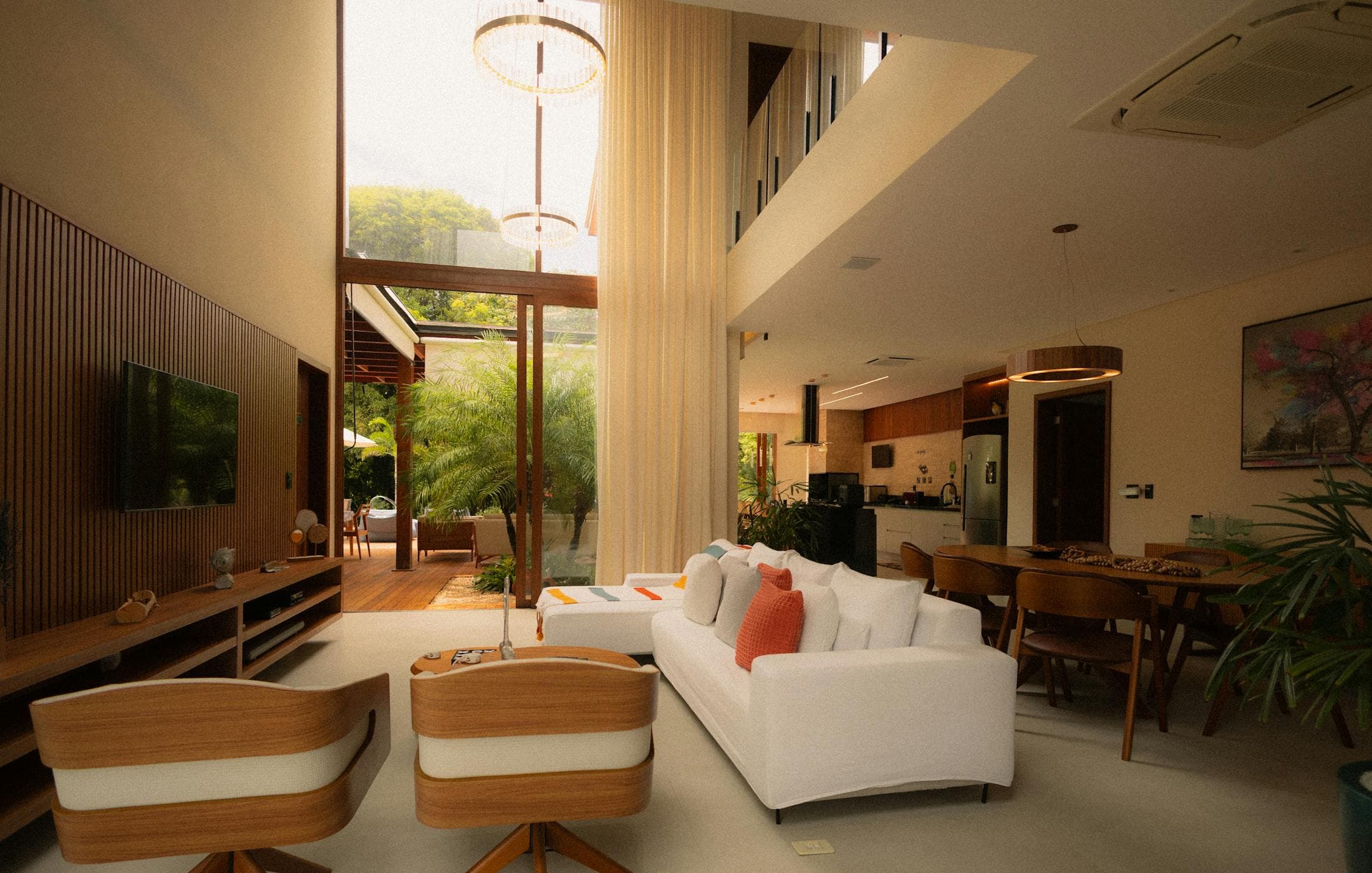 Ambiente premium contemporâneo com atmosfera acolhedora.