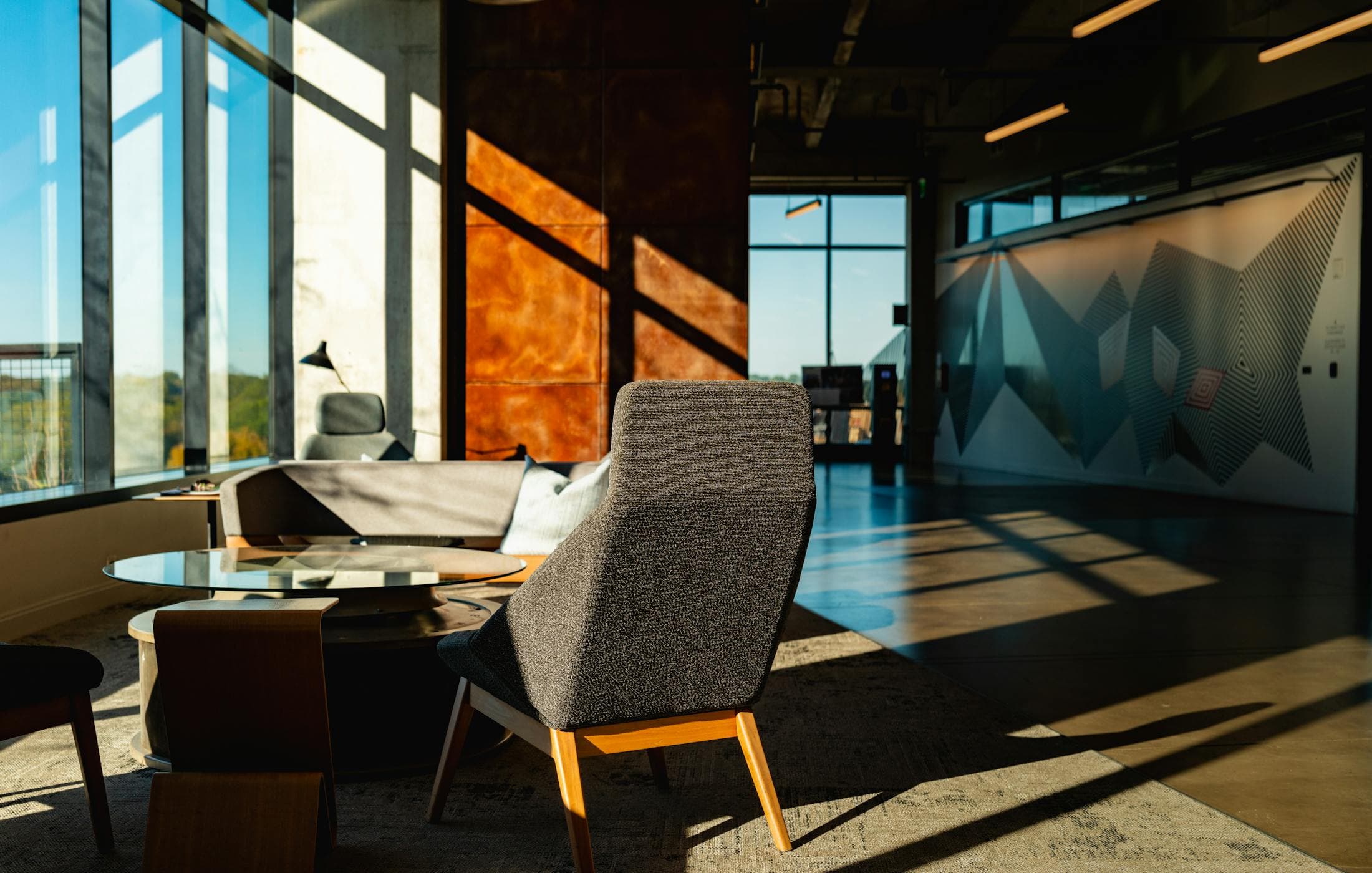 Lounge executivo premium com luz natural suave.